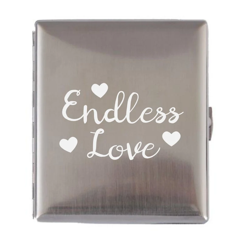 Endless Love mit Herzen graviert auf Zigarettenetui
