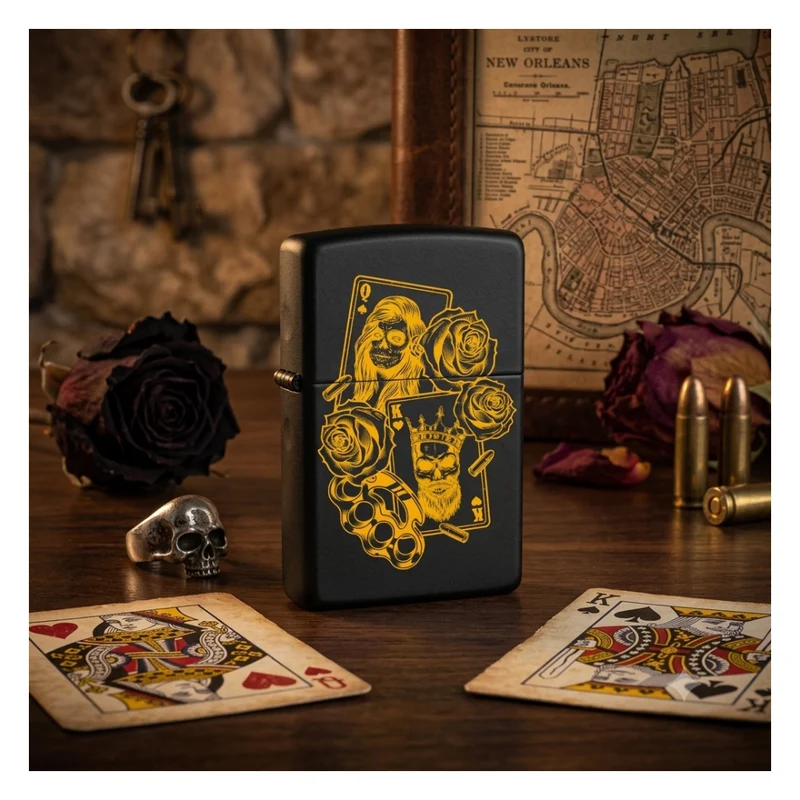 Spielkarten Königin König graviertes Zippo Black Matte mit Messing-Kern
