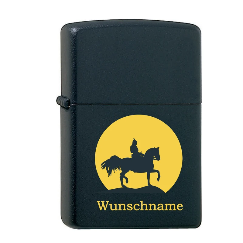 Krieger reitet im Mondschein mit Personalisierung graviert auf Original Zippo schwarz matt